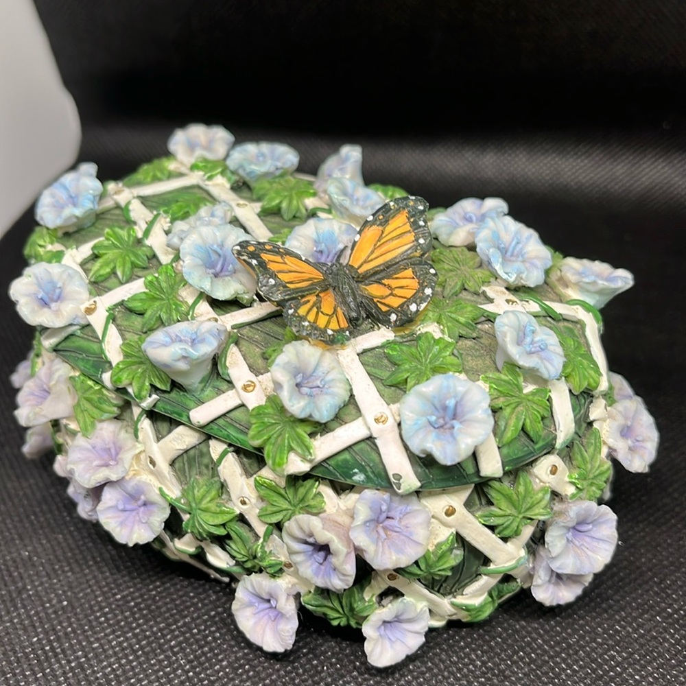 Butterfly on trellis of flowers Trinket dish with lid